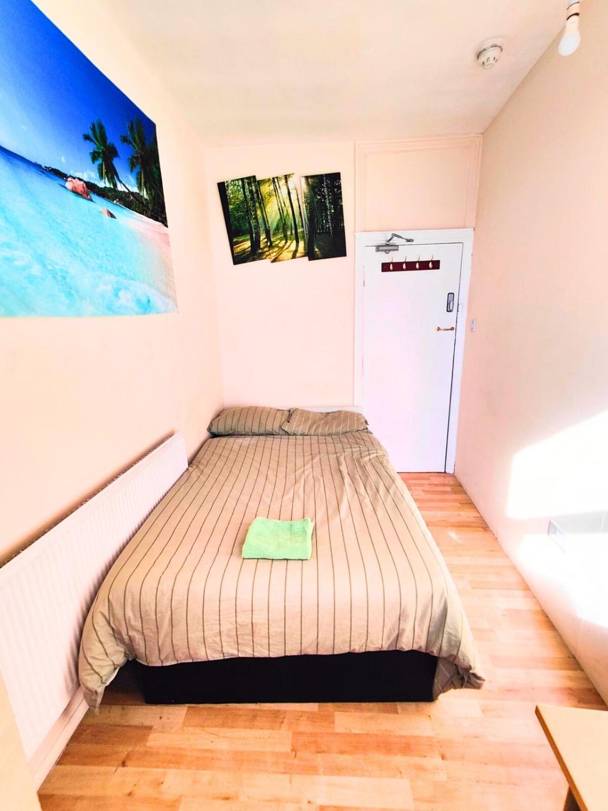 R13 Double Great Area Apartment London