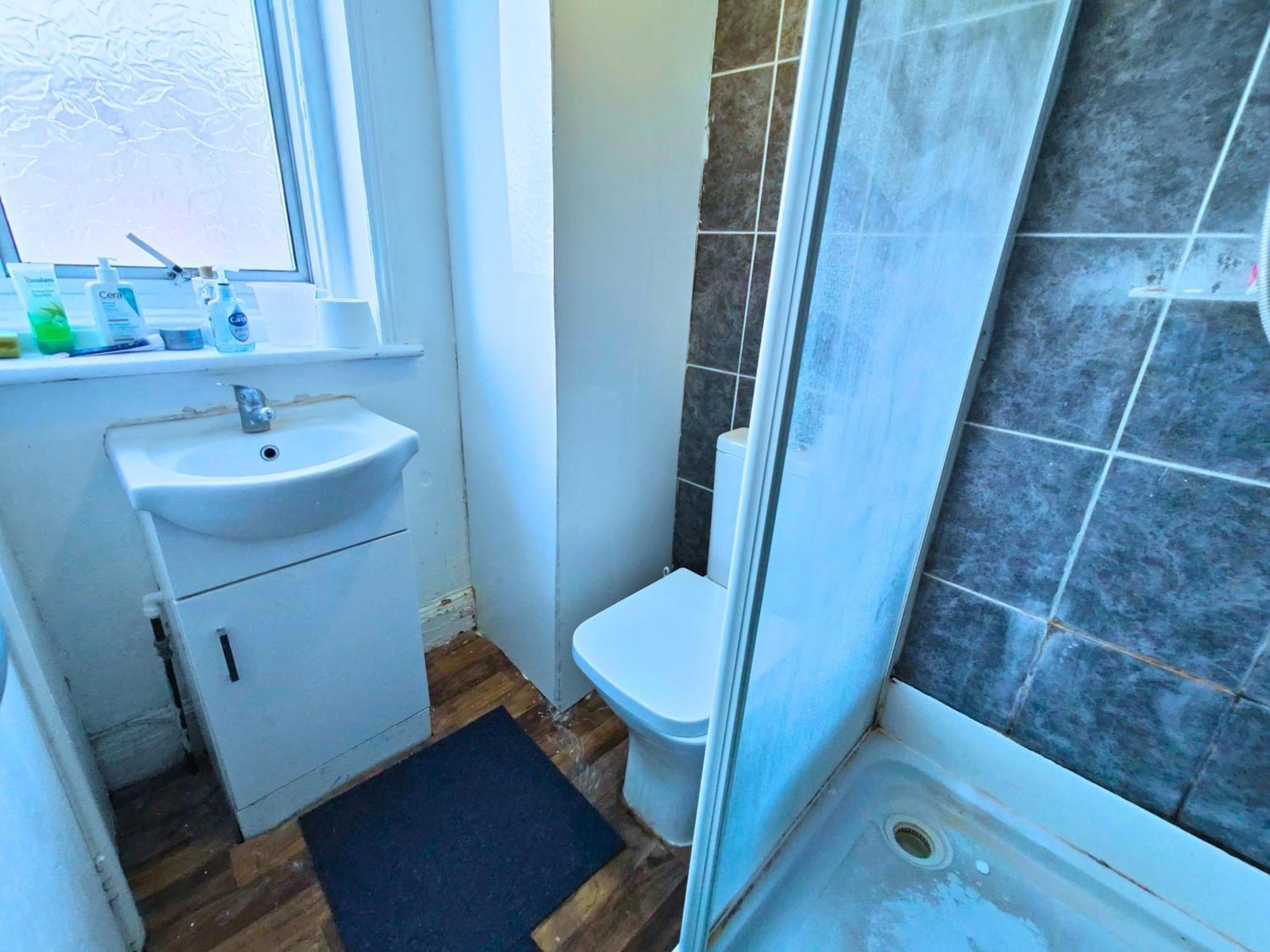 R13 Double Great Area Apartment London